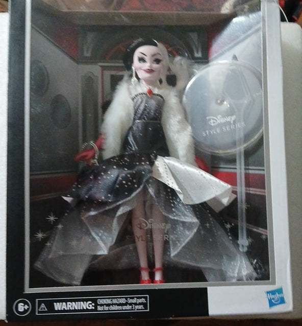 Disney series  Cruella Deville VII collectible figure with a stand