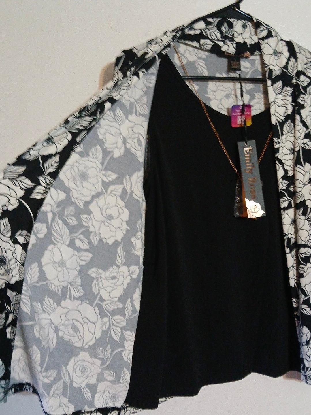 Emily Rose Women’s Top Blouse Black With Floral With Chain Size L