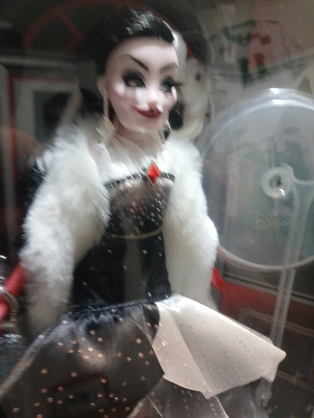 Disney series  Cruella Deville VII collectible figure with a stand