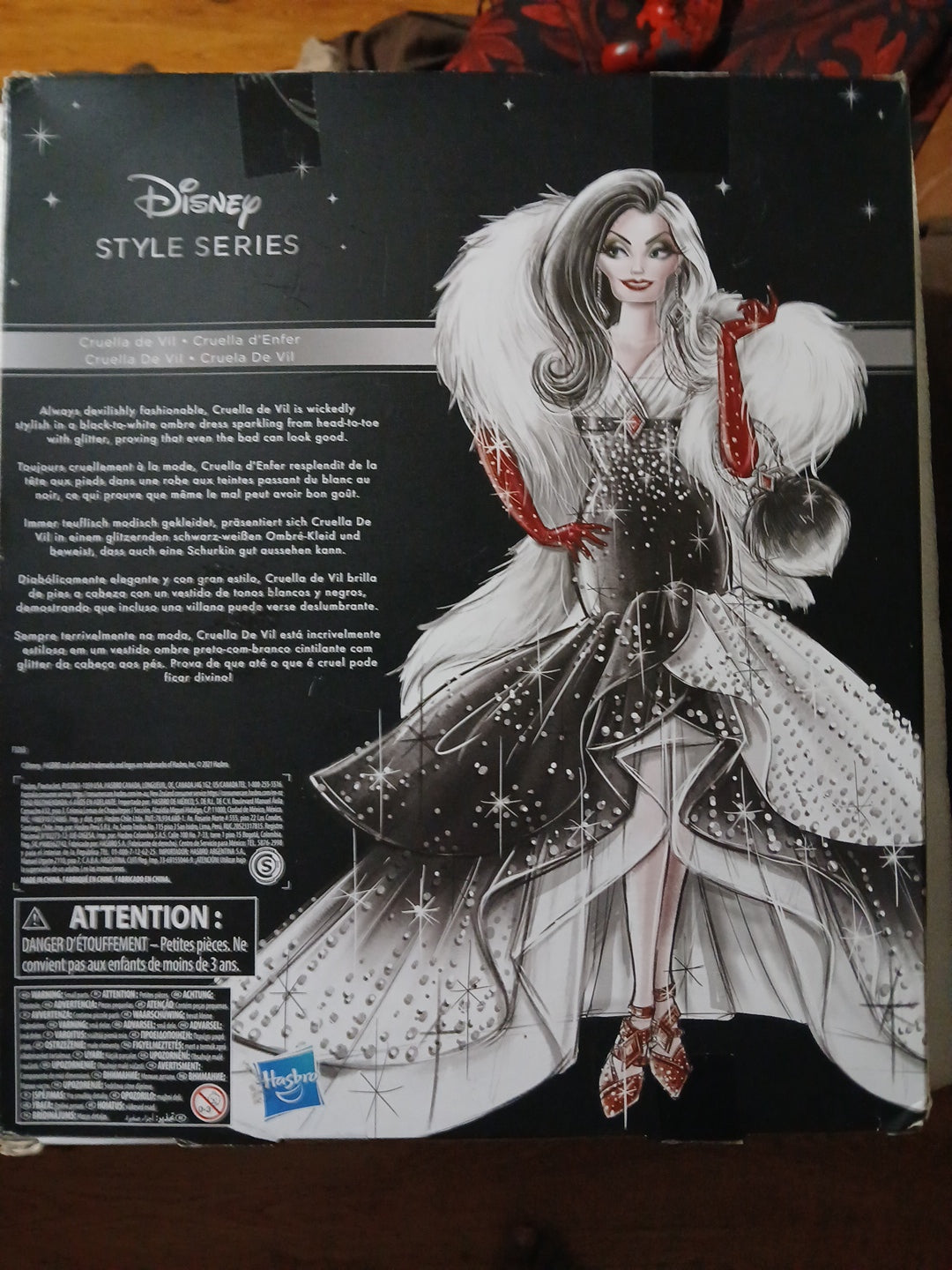 Disney series  Cruella Deville VII collectible figure with a stand