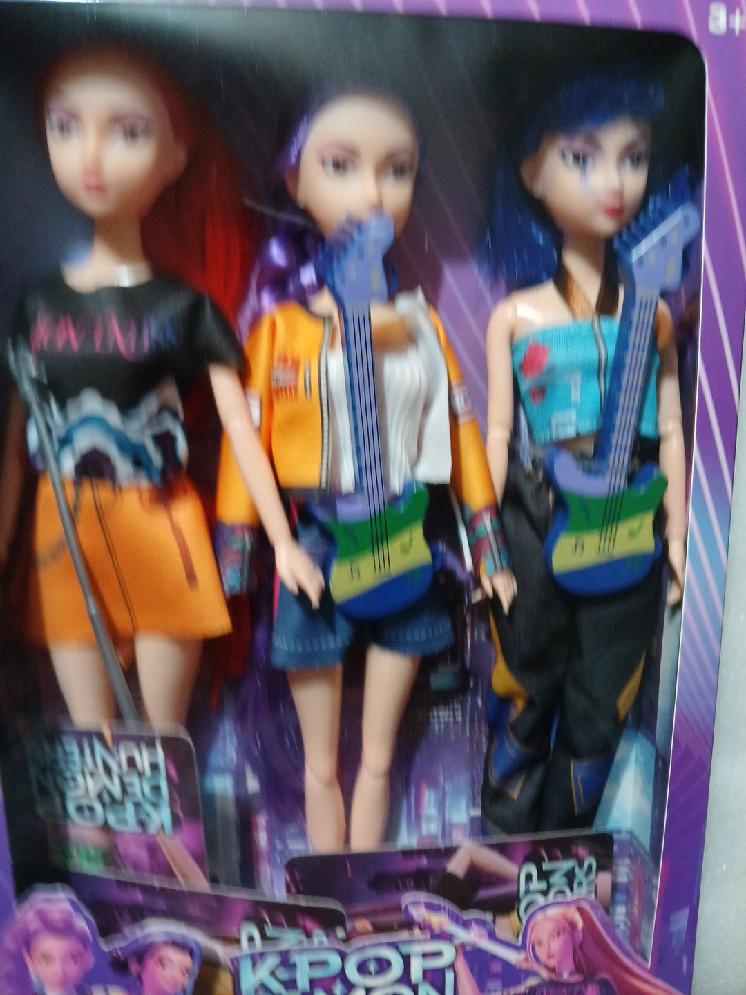 Netflix Kpop Demon Hunter 3 set dolls with stand and trading cards new in the box